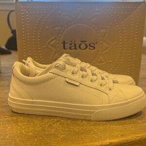 Taos Footwear Cream Sneakers